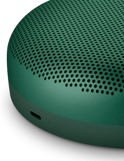 Bang & Olufsen Beosound A1 (2. Gen) – Kabelloser tragbarer IP67 wasserdichter Bluetooth-Lautsprecher mit 360-Grad-Sound, Alexa Voice Assistant & Speakerphone, 18 h Akkulaufzeit - Black Anthracite