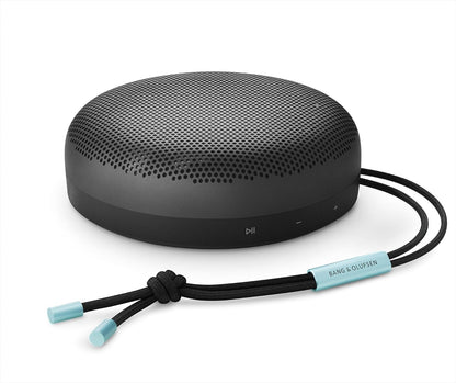 Bang & Olufsen Beosound A1 (2. Gen) – Kabelloser tragbarer IP67 wasserdichter Bluetooth-Lautsprecher mit 360-Grad-Sound, Alexa Voice Assistant & Speakerphone, 18 h Akkulaufzeit - Black Anthracite