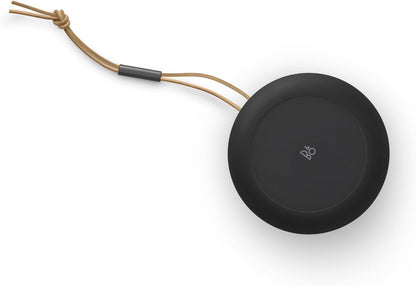 Bang & Olufsen Beosound A1 (2. Gen) – Kabelloser tragbarer IP67 wasserdichter Bluetooth-Lautsprecher mit 360-Grad-Sound, Alexa Voice Assistant & Speakerphone, 18 h Akkulaufzeit - Black Anthracite