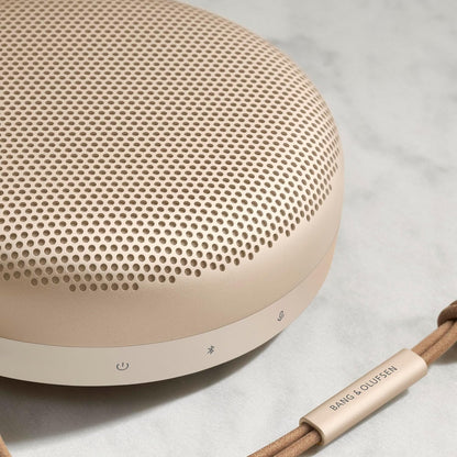 Bang & Olufsen Beosound A1 (2. Gen) – Kabelloser tragbarer IP67 wasserdichter Bluetooth-Lautsprecher mit 360-Grad-Sound, Alexa Voice Assistant & Speakerphone, 18 h Akkulaufzeit - Black Anthracite