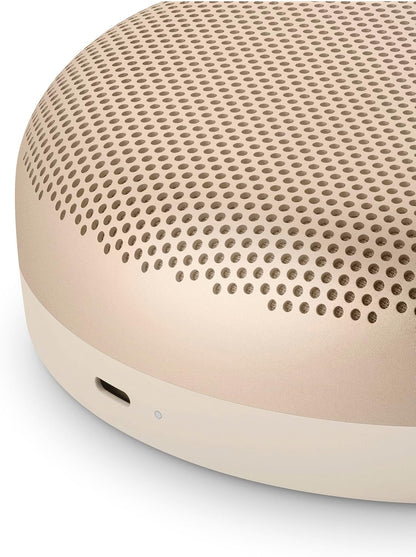 Bang & Olufsen Beosound A1 (2. Gen) – Kabelloser tragbarer IP67 wasserdichter Bluetooth-Lautsprecher mit 360-Grad-Sound, Alexa Voice Assistant & Speakerphone, 18 h Akkulaufzeit - Black Anthracite