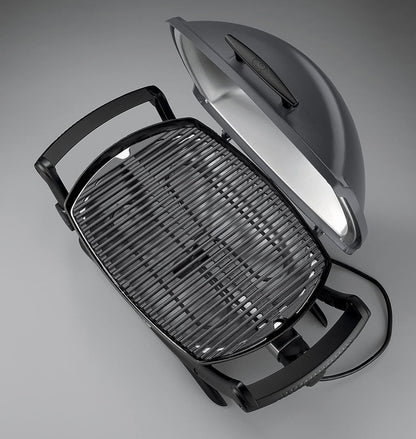 Weber Q2400 Elekrogrill mit Stand + Seitentischen, 54 x 39cm Grillfäche, portable, 2-geteilter porzellanemaillierter Guss-Grillrost, Aluminiumguss Deckel & Gehäuse - Dark Grey (55020879)
