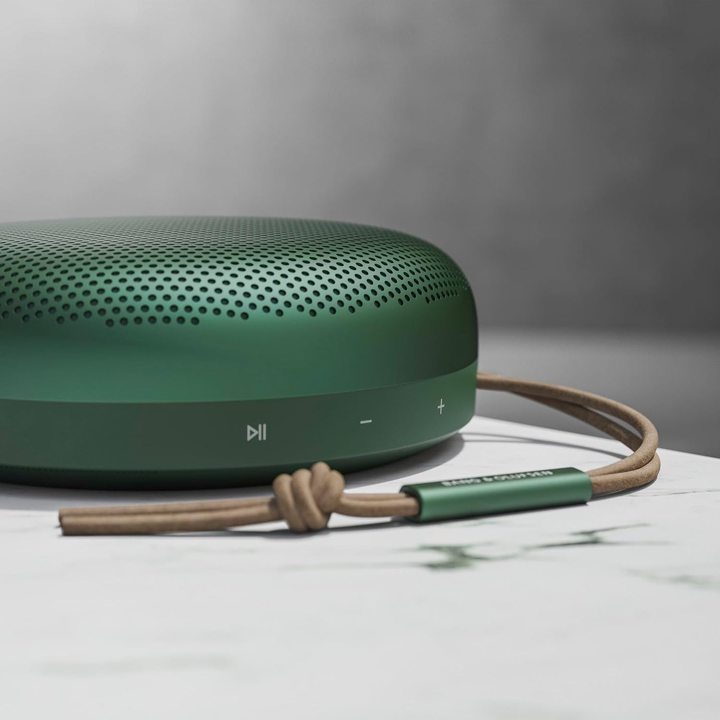 Bang & Olufsen Beosound A1 (2. Gen) – Kabelloser tragbarer IP67 wasserdichter Bluetooth-Lautsprecher mit 360-Grad-Sound, Alexa Voice Assistant & Speakerphone, 18 h Akkulaufzeit - Black Anthracite