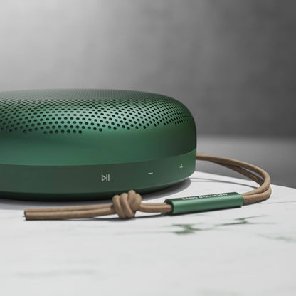 Bang & Olufsen Beosound A1 (2. Gen) – Kabelloser tragbarer IP67 wasserdichter Bluetooth-Lautsprecher mit 360-Grad-Sound, Alexa Voice Assistant & Speakerphone, 18 h Akkulaufzeit - Black Anthracite
